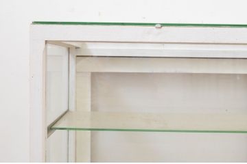和製アンティーク　ゆらゆらガラス　ホワイトカラーがお洒落なRガラスのショーケース(コーナーガラスケース、ガラスケース、キャビネット、コレクションケース、飾り棚、陳列棚、店舗什器、曲げガラス)(R-069590)