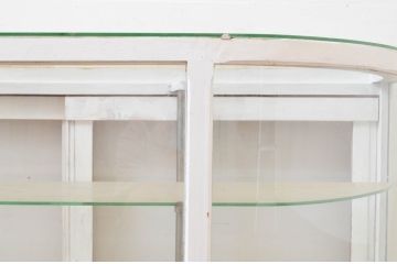 和製アンティーク　ゆらゆらガラス　ホワイトカラーがお洒落なRガラスのショーケース(コーナーガラスケース、ガラスケース、キャビネット、コレクションケース、飾り棚、陳列棚、店舗什器、曲げガラス)(R-069590)