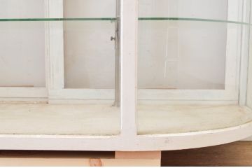 和製アンティーク　ゆらゆらガラス　ホワイトカラーがお洒落なRガラスのショーケース(コーナーガラスケース、ガラスケース、キャビネット、コレクションケース、飾り棚、陳列棚、店舗什器、曲げガラス)(R-069590)