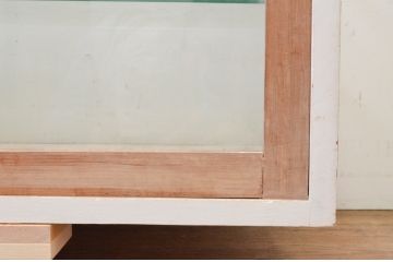 和製アンティーク　ゆらゆらガラス　ホワイトカラーがお洒落なRガラスのショーケース(コーナーガラスケース、ガラスケース、キャビネット、コレクションケース、飾り棚、陳列棚、店舗什器、曲げガラス)(R-069590)