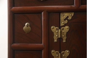 中古　小振り　アジアンな雰囲気を高める存在感抜群の李朝箪笥(薬箪笥、薬タンス、チェスト、引き出し、小物収納、収納棚、戸棚、店舗什器)(R-069593)