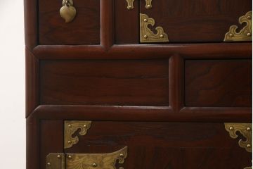 中古　小振り　アジアンな雰囲気を高める存在感抜群の李朝箪笥(薬箪笥、薬タンス、チェスト、引き出し、小物収納、収納棚、戸棚、店舗什器)(R-069593)