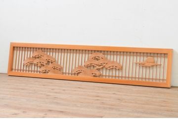 アンティーク建具　松と月の風情ある彫刻と格子の障子欄間1枚(明り取り、明かり取り)(R-069599)