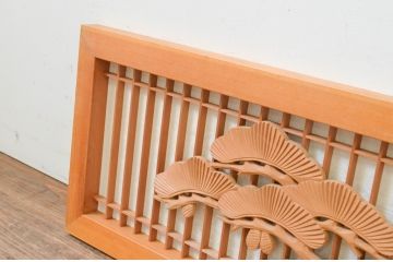 アンティーク建具　松と月の風情ある彫刻と格子の障子欄間1枚(明り取り、明かり取り)(R-069599)