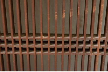 アンティーク建具　片面ガラス　整然と並んだ格子が美しい筬(おさ)欄間1枚(明り取り、明かり取り、オサランマ)(R-069606)