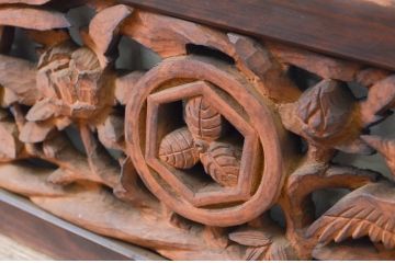 アンティーク建具　立体感のある彫刻が目を惹く小さな彫刻欄間1枚(明り取り、明かり取り)(R-069608)