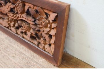 アンティーク建具　立体感のある彫刻が目を惹く小さな彫刻欄間1枚(明り取り、明かり取り)(R-069608)
