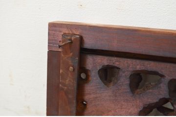 アンティーク建具　立体感のある彫刻が目を惹く小さな彫刻欄間1枚(明り取り、明かり取り)(R-069608)