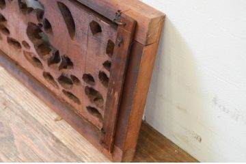 アンティーク建具　立体感のある彫刻が目を惹く小さな彫刻欄間1枚(明り取り、明かり取り)(R-069608)