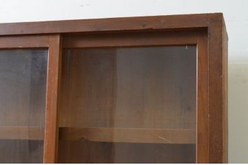  和製アンティーク　人気の薄型!　レトロな佇まいが魅力的な4枚引き戸のサイドボード(収納棚、ガラスケース、食器棚、サイドキャビネット、戸棚、飾り棚、店舗什器)(R-069618)