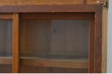 和製アンティーク　人気の薄型!　レトロな佇まいが魅力的な4枚引き戸のサイドボード(収納棚、ガラスケース、食器棚、サイドキャビネット、戸棚、飾り棚、店舗什器)(R-069619)