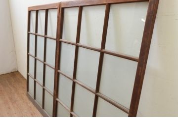 アンティーク建具　どこか懐かしい雰囲気漂うマス目(升目)の格子窓2枚セット(ガラス戸、格子戸、引き戸)(R-069632)