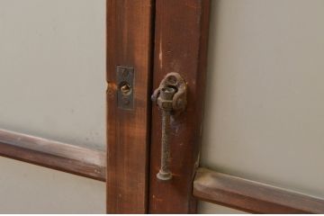 アンティーク建具　どこか懐かしい雰囲気漂うマス目(升目)の格子窓2枚セット(ガラス戸、格子戸、引き戸)(R-069632)