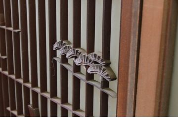  アンティーク建具　山と海どちらの風情も味わえる書院窓2枚セット(書院戸、引き戸)(R-069638)