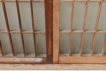 アンティーク建具　レトロな空間を演出する格子入りガラス窓2枚セット(引き戸、ガラス戸、ガラス入り障子戸)(R-069667)