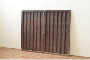 アンティーク建具　落ち着いた和の空間を演出する縦桟付き板戸窓2枚セット(引き戸、格子戸)(R-069669)
