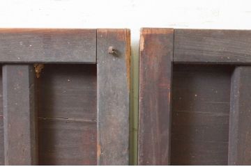 アンティーク建具　落ち着いた和の空間を演出する縦桟付き板戸窓2枚セット(引き戸、格子戸)(R-069669)