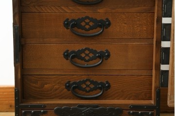 和製ヴィンテージ　民芸家具　三方栗(クリ)材　重厚な手打ち金具の佐渡小木船箪笥　(R-069677)