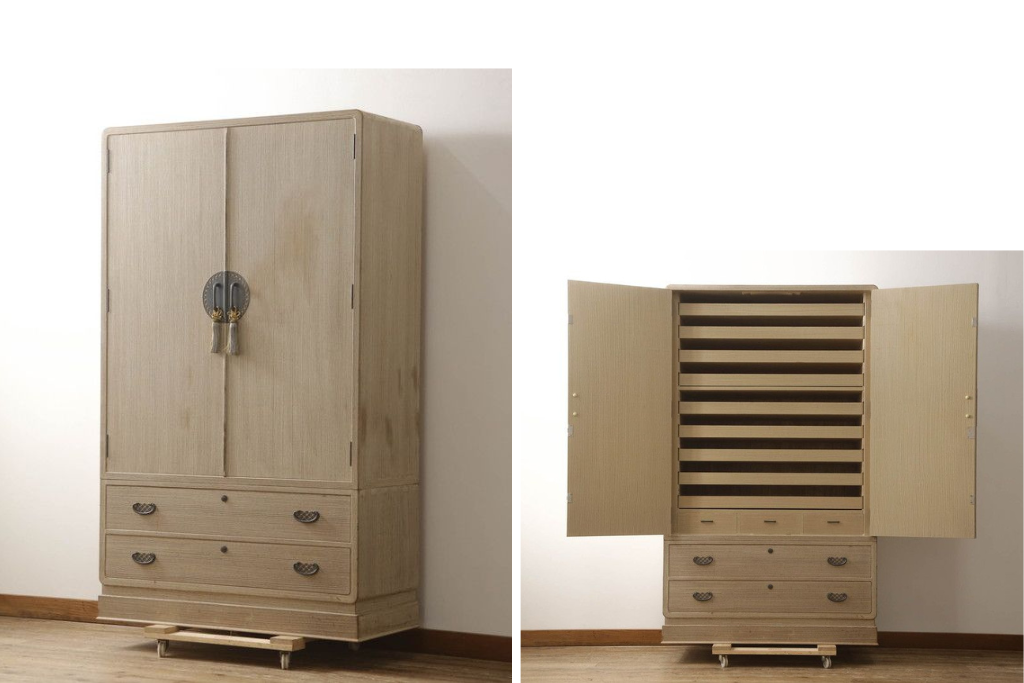 中古　伝統工芸士　小林雄蔵作　繊細な透かしの金具が上品な雰囲気を醸し出す加茂総桐箪笥(胴厚)　(R-069678)