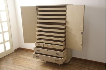 中古　伝統工芸士　小林雄蔵作　繊細な透かしの金具が上品な雰囲気を醸し出す加茂総桐箪笥(胴厚、総桐たんす、着物箪笥、引き出し、和タンス)(R-069678)