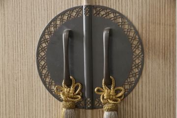 中古　伝統工芸士　小林雄蔵作　繊細な透かしの金具が上品な雰囲気を醸し出す加茂総桐箪笥(胴厚、総桐たんす、着物箪笥、引き出し、和タンス)(R-069678)