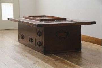 中古　岩谷堂箪笥　重厚感ある金具と佇まいが魅力の長火鉢(木製火鉢、ローテーブル、座卓)(R-069684)