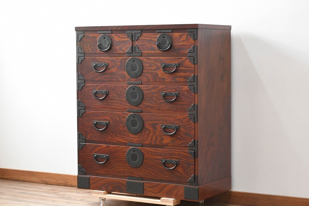 中古　美品!!　岩谷堂箪笥　漆塗り　あられ紋様の金具が目を惹く、和モダンな空間づくりにおすすめのサイドチェスト　(R-069686)