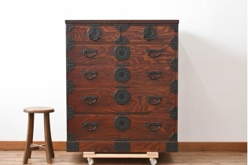 中古　美品!!　岩谷堂箪笥　漆塗り　あられ紋様の金具が目を惹く、和モダンな空間づくりにおすすめのサイドチェスト　(R-069686)