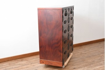 中古　美品!!　岩谷堂箪笥　漆塗り　あられ紋様の金具が目を惹く、和モダンな空間づくりにおすすめのサイドチェスト　(R-069686)