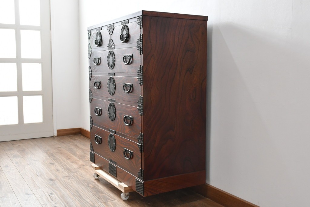 中古　美品!!　岩谷堂箪笥　漆塗り　あられ紋様の金具が目を惹く、和モダンな空間づくりにおすすめのサイドチェスト　(R-069686)