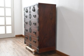 中古　美品!!　岩谷堂箪笥　漆塗り　あられ紋様の金具が目を惹く、和モダンな空間づくりにおすすめのサイドチェスト　(R-069686)