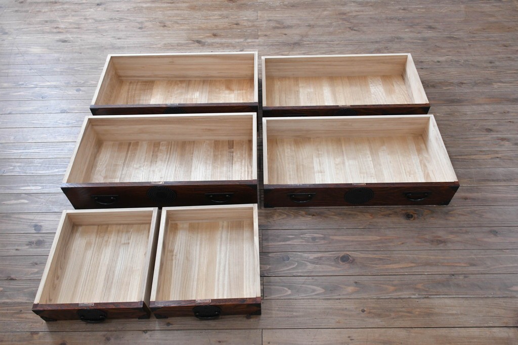 中古　美品!!　岩谷堂箪笥　漆塗り　あられ紋様の金具が目を惹く、和モダンな空間づくりにおすすめのサイドチェスト　(R-069686)