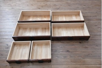 中古　美品!!　岩谷堂箪笥　漆塗り　あられ紋様の金具が目を惹く、和モダンな空間づくりにおすすめのサイドチェスト　(R-069686)