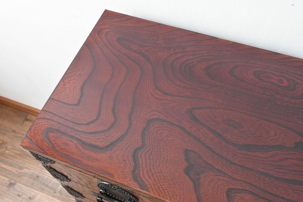 中古　美品!!　岩谷堂箪笥　漆塗り　あられ紋様の金具が目を惹く、和モダンな空間づくりにおすすめのサイドチェスト　(R-069686)