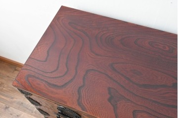 中古　美品!!　岩谷堂箪笥　漆塗り　あられ紋様の金具が目を惹く、和モダンな空間づくりにおすすめのサイドチェスト　(R-069686)