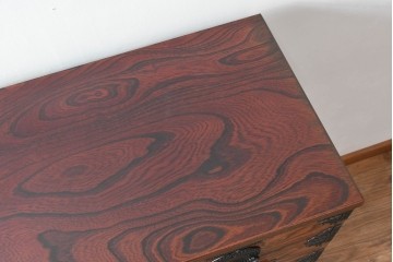 中古　美品!!　岩谷堂箪笥　漆塗り　あられ紋様の金具が目を惹く、和モダンな空間づくりにおすすめのサイドチェスト　(R-069686)