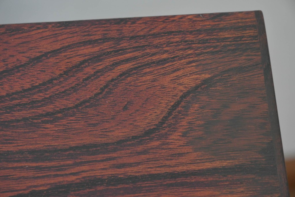 中古　美品!!　岩谷堂箪笥　漆塗り　あられ紋様の金具が目を惹く、和モダンな空間づくりにおすすめのサイドチェスト　(R-069686)