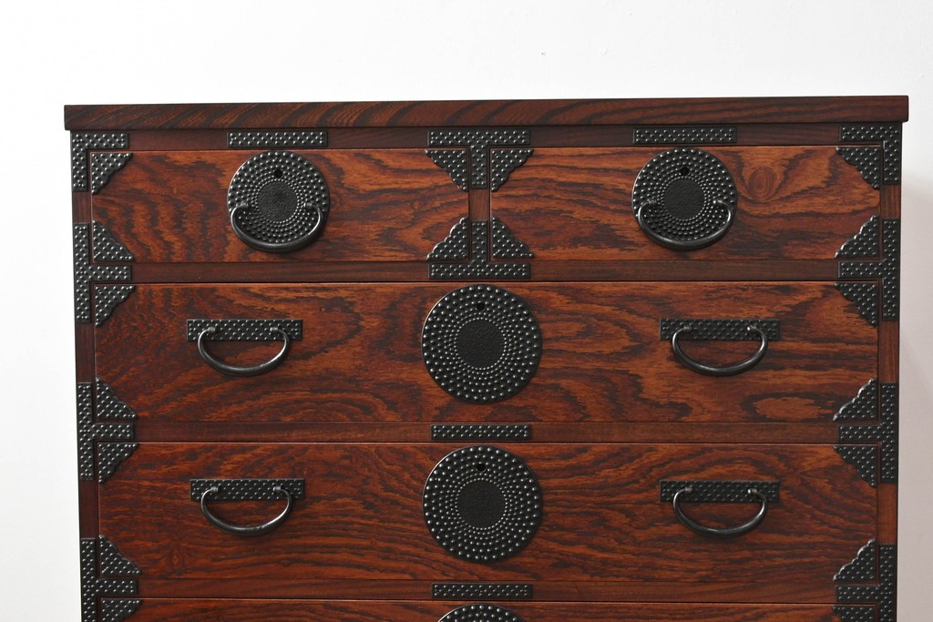 中古　美品!!　岩谷堂箪笥　漆塗り　あられ紋様の金具が目を惹く、和モダンな空間づくりにおすすめのサイドチェスト　(R-069686)