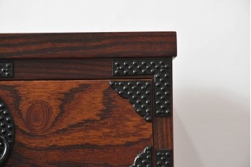 中古　美品!!　岩谷堂箪笥　漆塗り　あられ紋様の金具が目を惹く、和モダンな空間づくりにおすすめのサイドチェスト　(R-069686)