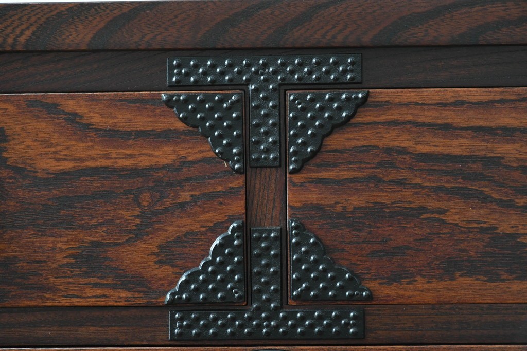 中古　美品!!　岩谷堂箪笥　漆塗り　あられ紋様の金具が目を惹く、和モダンな空間づくりにおすすめのサイドチェスト　(R-069686)