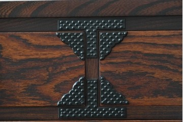 中古　美品!!　岩谷堂箪笥　漆塗り　あられ紋様の金具が目を惹く、和モダンな空間づくりにおすすめのサイドチェスト　(R-069686)