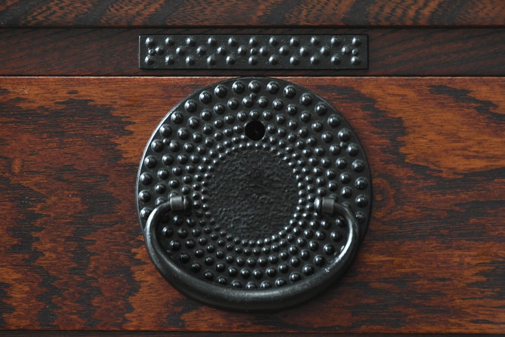 中古　美品!!　岩谷堂箪笥　漆塗り　あられ紋様の金具が目を惹く、和モダンな空間づくりにおすすめのサイドチェスト　(R-069686)