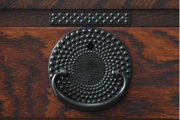 中古　美品!!　岩谷堂箪笥　漆塗り　あられ紋様の金具が目を惹く、和モダンな空間づくりにおすすめのサイドチェスト　(R-069686)