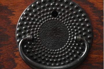 中古　美品!!　岩谷堂箪笥　漆塗り　あられ紋様の金具が目を惹く、和モダンな空間づくりにおすすめのサイドチェスト　(R-069686)