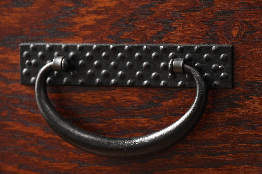 中古　美品!!　岩谷堂箪笥　漆塗り　あられ紋様の金具が目を惹く、和モダンな空間づくりにおすすめのサイドチェスト　(R-069686)