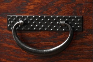 中古　美品!!　岩谷堂箪笥　漆塗り　あられ紋様の金具が目を惹く、和モダンな空間づくりにおすすめのサイドチェスト　(R-069686)