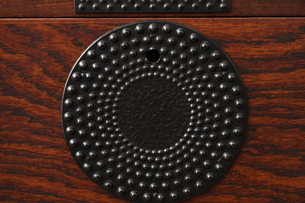 中古　美品!!　岩谷堂箪笥　漆塗り　あられ紋様の金具が目を惹く、和モダンな空間づくりにおすすめのサイドチェスト　(R-069686)