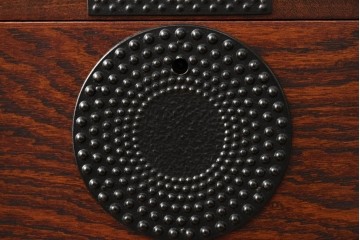 中古　美品!!　岩谷堂箪笥　漆塗り　あられ紋様の金具が目を惹く、和モダンな空間づくりにおすすめのサイドチェスト　(R-069686)