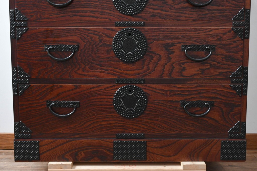 中古　美品!!　岩谷堂箪笥　漆塗り　あられ紋様の金具が目を惹く、和モダンな空間づくりにおすすめのサイドチェスト　(R-069686)