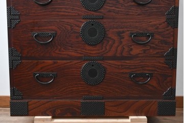 中古　美品!!　岩谷堂箪笥　漆塗り　あられ紋様の金具が目を惹く、和モダンな空間づくりにおすすめのサイドチェスト　(R-069686)